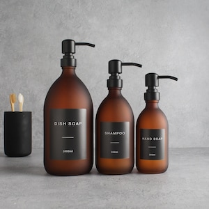 Botella de vidrio ámbar esmerilado - Dispensador de jabón de color rellenable con bomba y etiqueta metálica negra mate / Para champú, acondicionador y crema de manos