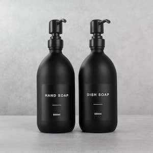 Juego de 2 jabones de manos y lavavajillas en botella de vidrio negro mate. Dispensador rellenable con bomba y etiqueta negra impermeable. Recarga ecológica.