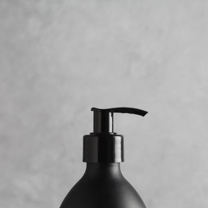 Bouteille en verre noir mat Distributeur de savon coloré rechargeable avec pompe et étiquette noires pour shampoing, après-shampoing, crème pour les mains, corps Réutiliser image 5