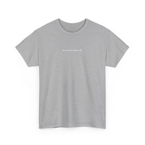 O leite de coco é Off White Lotus Temporada 3 Timothy Ratliff, interpretado por Jason Isaacs Citação Camiseta, camiseta gráfica, engraçada, presente