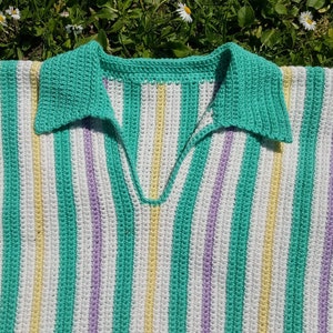 Puede incluir: Un top de crochet a rayas con un esquema de colores verde, blanco, amarillo y morado. El top tiene un cuello en V y un cuello.