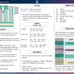 Puede incluir: Un patr&oacute;n de crochet para una camiseta polo a rayas con cuello en V. El patr&oacute;n incluye instrucciones para las tallas peque&ntilde;a, mediana, grande y extra grande. El patr&oacute;n utiliza cuatro colores: blanco, verde, morado y amarillo. El patr&oacute;n tambi&eacute;n incluye un calibre, una tabla de tallas, una lista de materiales y abreviaturas.