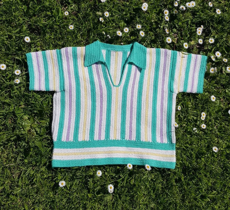 Puede incluir: Un top de punto de crochet a rayas con cuello en V y mangas cortas. El top est&aacute; hecho en una variedad de colores, incluyendo verde, blanco, morado y amarillo.