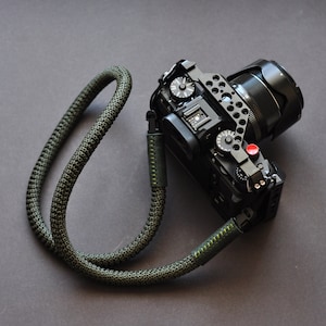 Paracord Camera Strap, Khaki / Black, Leather detail, mirrorless camera, Nikon, Sony, Fujifilm, Canon
