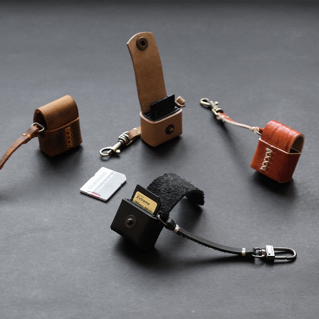 Printed leather card holder with shoulder strap ★関税込 WHITE/DARK BROWN Printed leather card holder with shoulder