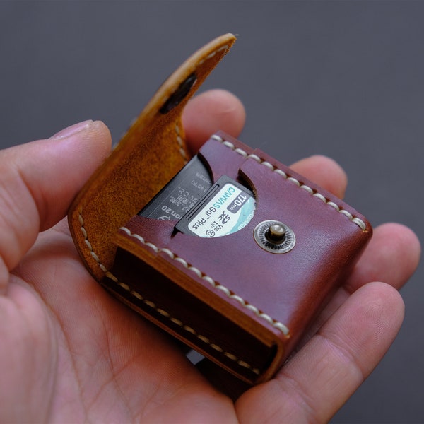 Skórzane etui na baterię i kartę SD