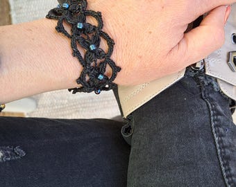 Pulsera tipo brazalete de micro crochet negro, joyería de encaje Whimsigoth con cuentas azul oscuro