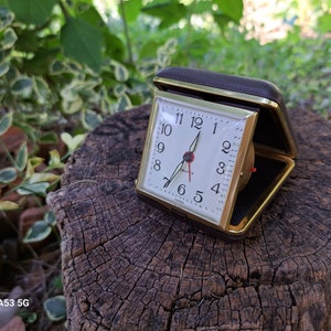 Sveglia da viaggio turistica retrò Orologio meccanico da tavolo vintage con custodia in pelle marrone, arredamento per studio fotografico, matrimonio vintage, cucina retrò