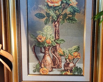 Wanddekoration in Erdtönen Bild mit handgestickten Rosen Volkskunst Stickerei