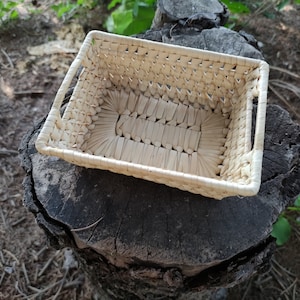 Kleiner handgefertigter Mini-Korb aus Rattan in natürlicher Farbe. Wohndekoration