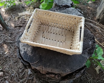 Petit mini panier en osier fait main de rotin en couleur naturelle