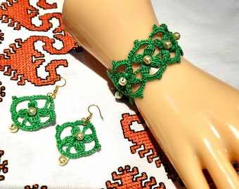 Set crochet jewelry Green earrings and bracelet with beige beads A gift for mom and the missus