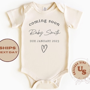 Body de bebé que viene, body de bebé personalizado, body de bebé con nombre personalizado, anuncio de embarazo, revelación de bebé