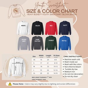 Puede incluir: Una tabla de tallas y colores para sudaderas juveniles Gildan 18000B con ocho opciones de color: blanco, negro, rojo, azul marino, gris deportivo, gris oscuro, verde bosque y azul real. Incluye tabla de medidas en pulgadas e instrucciones.