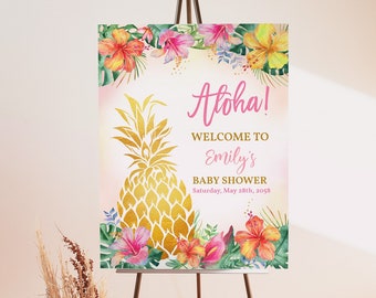 Könnte beinhalten: Ein Willkommenszeichen für eine Babyparty mit tropischem Thema. Das Schild zeigt eine goldene Ananas, rosa und grüne Hibiskusblüten und den Text "Aloha! Willkommen zu Emilys Babyparty Samstag, 28. Mai 2023".