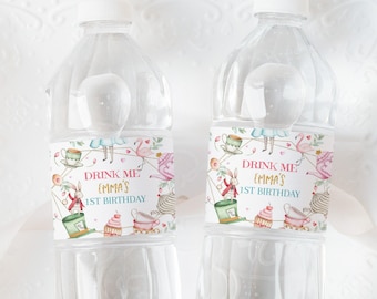 Könnte beinhalten: Zwei durchsichtige Plastikwasserflaschen mit bunten Etiketten, auf denen "Drink Me Emma's 1st Birthday" steht. Die Etiketten zeigen ein fantasievolles Tee-Party-Motiv mit Illustrationen von Teetassen, Hüten und einem Kaninchen.