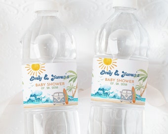 Puede incluir: Dos botellas de agua de plástico transparente con etiquetas azules y amarillas. Las etiquetas muestran un sol, palmeras, una camioneta vintage y el texto "Emily & James's Baby Shower 07.28.2020".