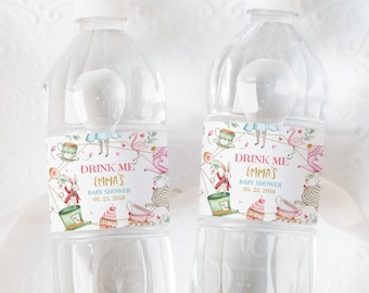 Könnte beinhalten: Zwei durchsichtige Plastikwasserflaschen mit personalisierten Etiketten. Die Etiketten zeigen eine fantasievolle Illustration einer Teeparty in rosa und blauen Farben. Der Text auf den Etiketten lautet "Drink Me Emma's Baby Shower".