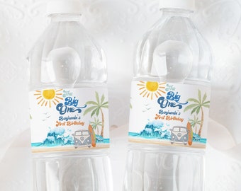 Op de afbeelding: Twee doorzichtige plastic waterflessen met blauwe en gele etiketten waarop "The Big One" en "Benjamin's 1st Birthday" staat. De etiketten hebben een strandthema met een surfboard, palmbomen en een zon.