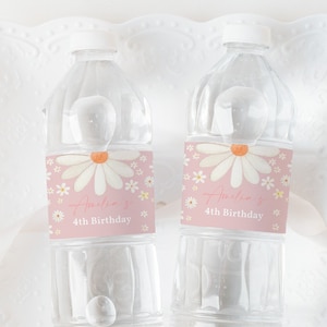 Étiquette de bouteille d'eau anniversaire Marguerite fille décoration de fête d'anniversaire rétro groovy bohème floral marguerites roses fleurs sauvages boissons étiquettes imprimables BT84P