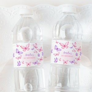 Vlinder verjaardag waterfles label meisje 1e verjaardag decor roze paarse vlinders bloemen lente tuinfeest drankje label afdrukbaar BT93V