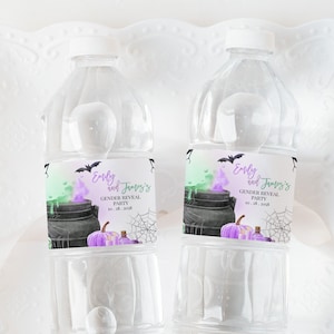Étiquette de bouteille d'eau de fête Halloween Gender Reveal Un bébé est en train de brasser une sorcière, Baby Shower Decor, garçon ou fille, il ou elle boit une étiquette imprimable BS66X