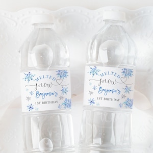 Étiquette de bouteille d'eau d'anniversaire de flocon de neige, étiquettes de boisson d'Onederland d'hiver garçon 1er décoration de fête d'anniversaire, pays des merveilles d'hiver neige imprimable AT19B