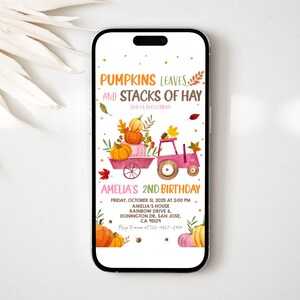 以下が含まれることがあります： 2歳の誕生日パーティーのデジタル招待状。ピンクと白の招待状には、カボチャと秋の葉を積んだピンクのトラクターの漫画イラストが描かれています。テキストには「Pumpkins Leaves and Stacks of Hay」と「Amelia's 2nd Birthday」と書いてあります。