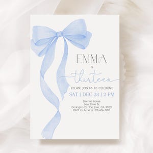 Invito di compleanno con fiocco blu acquerello Elegante invito con nastro blu Coquette Girl First 1st Boy 13th Birthday Party Bow Theme MODIFICABILE AT63B