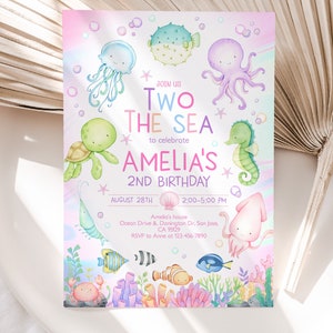 Puede incluir: Una tarjeta de invitación rosa y azul con una ilustración de acuarela de criaturas marinas. El texto dice "Únete a nosotros Dos El Mar para celebrar el 2º cumpleaños de Amelia 28 de agosto 2:00-5:00 PM La casa de Amelia Ocean Drive & Donington Dr. San Jose, CA 95129 RSVP a Anne al 123-456-7890".