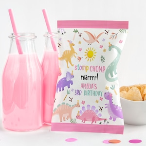 Pastell Dinosaurier Chip Beutel Etiketten Mädchen 1. Geburtstag Party Dekoration süße Dino Snack Leckereien Tasche Dschungel Tiere Wild Stomp Chomp Roar Printable BT98