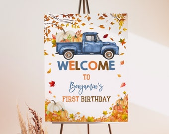 Cartello di benvenuto per il primo compleanno del bambino con il camioncino a forma di zucca, poster per feste autunnali, cartello per il giardino, porta, campo di zucche blu, modello modificabile AT09B
