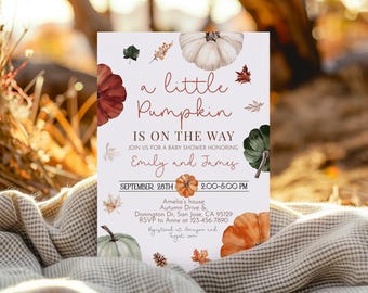 Puede incluir: Una tarjeta blanca con una ilustración de acuarela de calabazas y hojas de otoño. El texto dice "a little pumpkin is on the way" y "Join us for a baby shower honoring Emily and James". La fecha y hora del evento se enumeran como "September 28th, 2:00-5:00 PM".