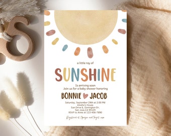 Może przedstawiać: Zaproszenie na baby shower z ilustracją słońca w kolorze żółtym, pomarańczowym i brązowym. Tekst brzmi: "Mały promień słońca wkrótce się pojawi. Dołącz do nas na baby shower z okazji narodzin Bonnie & Jacob. Sobota, 29 września o 14:00. Amelia's House, Sun Drive & Donington Dr., San Jose, CA 95129. RSVP do Anny pod numerem 123-456-7890. Zarejestrowane w Amazon i Target.com"
