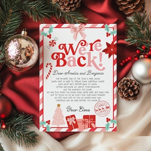 Op de afbeelding: Een feestelijke kerstkaart met rood-witte strepen en de woorden "We're Back!" in roze. De kaart bevat tekst gericht aan Amelia en Benjamin, samen met illustraties van een kerstboom, cadeaus en zuurstokken. De kaart is omgeven door kerstversieringen.