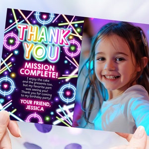 Laser Tag Foto Dankeskarte Mädchen Gamer Geburtstag Danke Hinweis Kids Tag Party Neon Glow Pink Regenbogen Arcade Spiel Printable BT63P