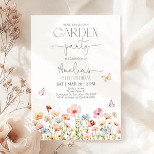 以下が含まれることがあります： 「GARDEN party」と「Amelia's 18TH BIRTHDAY」の文字が入った白い招待状。ピンク、青、黄色の水彩画の花と蝶が描かれています。招待状には日付、時間、場所が記載されています。