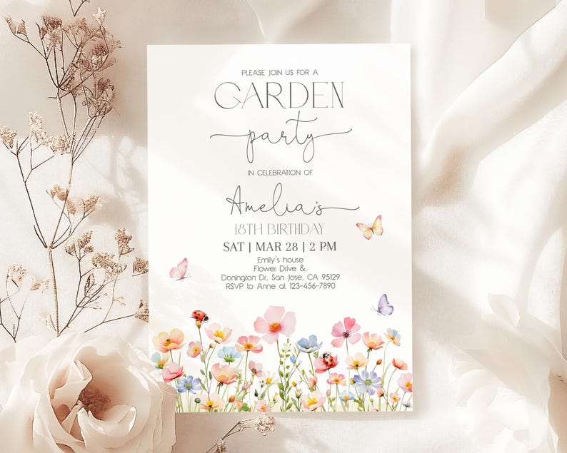 以下が含まれることがあります： 「GARDEN party」と「Amelia's 18TH BIRTHDAY」の文字が入った白い招待状。ピンク、青、黄色の水彩画の花と蝶が描かれています。招待状には日付、時間、場所が記載されています。