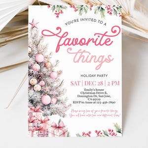 Pu&ograve; includere: Invito per una festa natalizia 'Favorite Things'. Il design presenta un albero di Natale decorato, ornamenti rosa e confezioni regalo. Il testo include i dettagli della festa: data, ora e luogo, con accenti floreali.