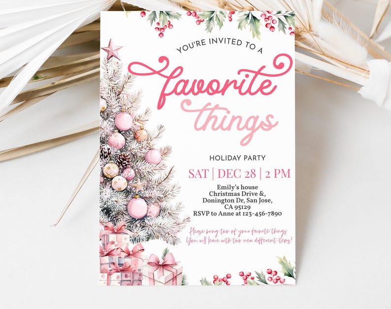 Pu&ograve; includere: Invito per una festa natalizia 'Favorite Things'. Il design presenta un albero di Natale decorato, ornamenti rosa e confezioni regalo. Il testo include i dettagli della festa: data, ora e luogo, con accenti floreali.
