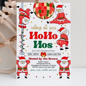 Pu&ograve; includere: Un invito bianco con un tema natalizio rosso e verde. Presenta una palla da discoteca e diverse illustrazioni di Babbo Natale in varie pose. Il testo recita "calling all you HoHo Nos" e "Join us for a Friendsmas Party DEC 28TH 2:00-5:30 PM Hosted by the Brown Emily's house Christmas Drive & Donington Dr, San Jose, CA 95129 RSVP to Anne at 123-456-7890 games, food, cocktails and more".