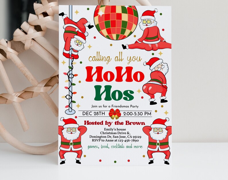 Pu&ograve; includere: Un invito bianco con un tema natalizio rosso e verde. Presenta una palla da discoteca e diverse illustrazioni di Babbo Natale in varie pose. Il testo recita "calling all you HoHo Nos" e "Join us for a Friendsmas Party DEC 28TH 2:00-5:30 PM Hosted by the Brown Emily's house Christmas Drive & Donington Dr, San Jose, CA 95129 RSVP to Anne at 123-456-7890 games, food, cocktails and more".