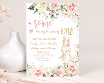 Hasen-Geburtstags-Einladung, ein Hase dreht sich ein, Frühlingsmädchen, erster Tag, errötende rosa Blumen, Blumenkaninchen-Party EDITIERBARE BT60P
