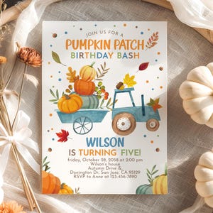 Può includere: Un colorato invito per una festa di compleanno a tema Pumpkin Patch. Il design presenta un trattore blu che traina un carro pieno di zucche e foglie autunnali. Il testo recita "Wilson compie cinque anni!" con i dettagli dell'evento.