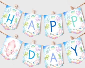 Peut inclure: Une guirlande de fanions avec l'inscription "HAPPY BIRTHDAY" sur le thème marin. Chaque fanion présente une lettre bleue, entourée d'illustrations à l'aquarelle de créatures marines telles que des calmars, des méduses et des hippocampes. La guirlande est suspendue à une ficelle et maintenue par des pinces à linge en bois.