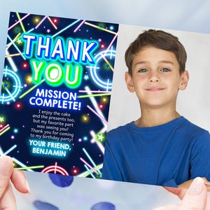 Cartão de agradecimento com foto Laser Tag Boy Gamer Aniversário Obrigado Nota Kids Tag Party Neon Glow Azul Verde Jogo de Arcade Imprimível BT63B