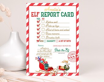 Puede incluir: Una tarjeta de informe de elfo festiva con un borde a rayas rojo y blanco. La tarjeta presenta una lista de verificación con opciones "Sí" y "No", y una sección para notas. También se muestra un sello de Papá Noel y un reno tirando de un trineo.