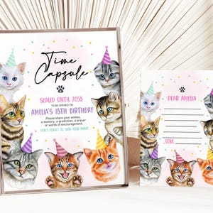 Puede incluir: Una tarjeta de cápsula del tiempo imprimible rosa y blanca con una huella de pata y el texto "Time Capsule" y "Sealed Until 2058". La tarjeta está decorada con confeti de colores y presenta una variedad de gatos con sombreros de fiesta. La tarjeta también incluye una sección para que los invitados escriban mensajes a la persona que abre la cápsula del tiempo.