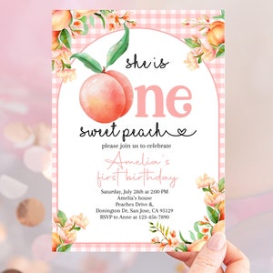Op de afbeelding: Een roze en witte gingham achtergrond met perzik illustraties en bloemmotieven. De tekst luidt "she is one sweet peach" en bevat details voor een eerste verjaardag feest.