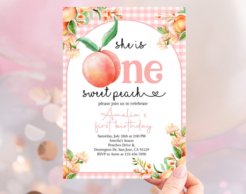 Op de afbeelding: Een roze en witte gingham achtergrond met perzik illustraties en bloemmotieven. De tekst luidt "she is one sweet peach" en bevat details voor een eerste verjaardag feest.
